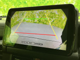 後方の様子を画面で確認でき、駐車時の周囲の安全確認をサポートします。ガイドラインも表示されるため、駐車位置を把握しやすく、狭い場所での車庫入れにも心強い装備です。