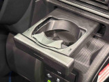 プッシュ式オートオープンカップホルダーを運転席に装備
