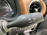 操作しやすいウインカーレバーで、安全な車線変更をサポートします。直感的な操作感で、運転中のストレスを軽減します。快適なドライブに貢献します。
