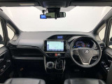 シンプルながら機能性あふれる運転席廻りです。視界性もよく、運転しやすいですよ。