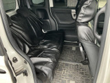 後席は複数人で乗車する場面にも対応し、座面と足元の様子を確認しやすい空間です。落ち着いた黒基調の室内で、乗員それぞれがゆったり過ごせる配置となっています。