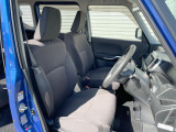 運転席まわりには十分なスペースがあり、大柄な方でもゆったり運転していただける環境です。