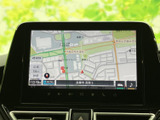 目的地までのルートをわかりやすく表示。渋滞情報も確認できるので、スムーズな移動をサポートします。運転に集中しながら、快適なカーナビゲーションを。