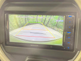 【バックカメラ】駐車時に後方がリアルタイム映像で確認できます。大型商業施設や立体駐車場での駐車時や、夜間のバック時に大活躍!運転スキルに関わらず、今や必須となった装備のひとつです!