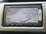 見やすい地図画面は、運転に必要な情報を的確に表示。スムーズなルート案内で、初めての道でも安心です。渋滞情報も確認できます。