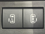 【両側パワースライドドア】スマートキーや運転席のスイッチで後席両側スライドドアの開閉が可能♪電動だから力を入れてドアを開ける必要が無く、小さなお子様でも簡単に開け閉めでき快適です♪