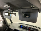 【サンバイザー】車内で身だしなみを整えるためのバニティミラーがセット。お化粧直しや髪型のチェックに活用できます。