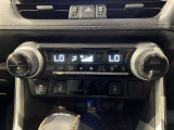 左右独立温度コントロールフルオートエアコンです。運転席、助手席それぞれで独立して温度設定ができます。