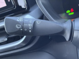 表示がレバー上にまとまり、機能の種類を目で確認しやすい仕様です。雨天時や窓の視界を整えたい場面で、手元から必要な操作を選びやすく、日常使いに便利です。
