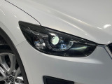 【LEDヘッドライト】悪天候や夜間走行時も良好な視界を確保し安心して運転できる高輝度LEDヘッドライトを装備!点灯速度が早く、消費電力も抑えられています。