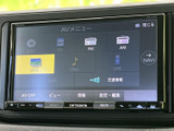 FM・AMやディスク、SDなど、複数の音源を画面上から選べるAVメニューです。交通情報の項目も備わり、日常の移動中に使いたい機能を分かりやすく選択できます。