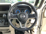 手元には複数のスイッチが配置され、運転姿勢を保ちながら各種操作を行いやすい設計です。メーターとの位置関係も自然で、運転中に必要な情報や操作に意識を向けやすくなっています。