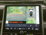 車両後方と周囲の状況を画面で確認でき、駐車時の周辺確認をサポートします。ガイド表示も備わり、目視とあわせて障害物との距離感をつかみやすい便利な装備です。