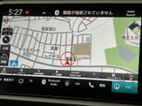 地図上で現在地周辺の道路や施設を確認でき、目的地までの道順を把握する際に便利です。画面下部からナビ機能へ移れるため、日常のお出かけをサポートします。