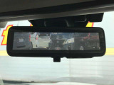 【デジタルインナーミラー】車両後方にあるカメラの画像をルームミラーに映し出します。シーンに応じて液晶モニターとミラーとを任意に切り替えることもできます