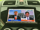 画面にはニュース番組が表示されており、停車中に映像を確認したい場面にも活用できます。周囲にエアコン操作部やボタンがまとまっているため、必要な画面や車内機能を見つけやすい配置です。