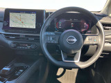 使いやすく安全な操作性と良好な視界を実現した運転席!
