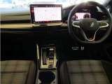 《インパネ》 見やすさと操作性を考慮したレイアウトを採用し、快適な運転環境を実現しています。