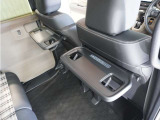 ◆シートバックテーブル◆フロントシートの背面に後席用のテーブルがついています。小物が置けて!カップホルダーもあります、ドライブ中や休憩時にも便利なテーブルです。