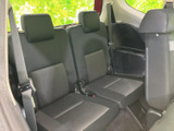 3列目にも左右それぞれにシートとヘッドレストが備わり、後席まで乗車できるレイアウトです。窓から外の景色を感じられ、家族や友人との移動など、乗車人数に合わせて活用いただけます。