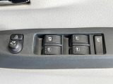 【電動格納ミラー】サイドミラーは電動格納式となっており、狭い駐車場でもキズがつくリスクを抑えられます。