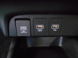12V電源ソケットを設置しております。周辺機器の充電にご利用頂けます。便利なUSBジャックも付いています。