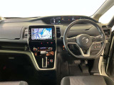 運転席周りのレイアウトをご覧ください。ナビゲーションが綺麗に装着されすっきり収まってますね!