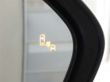 ブラインドスポットモニター装備。隣車線を走る車両を検知。ドアミラーでは確認しにくい後方、側方エリアに存在する車両や急接近してくる車両も検知しドアミラーに搭載されたLEDインジケーターが点灯します。