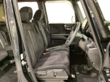 女性でも運転がしやすいように、シートの高さ調整機能(シートリフター)がついています。運転席と助手席の間が空いている為、助手席側への移動がスムーズです。交通量の多い道でも助手席側から乗り降りができます。