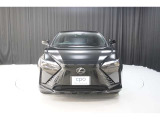 エクステリアは、一目でLEXUSとわかるスピンドルグリルを起点に、人が乗るキャビンの前後を大胆に絞り込んだ菱形のボディと力強く張り出したホイールフレアを融合させ、タイヤの存在を強調しています。