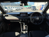中央の画面は運転席から確認しやすい位置にあり、メニュー表示も見渡しやすい配置です。ステアリングまわりや空調操作部も手元にまとまり、日々の移動で扱いやすい室内です。