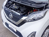 納車以降、お車のメンテナンスは自宅近所の日産サービス拠点にて承ります。専門の教育を受けたサービスフロント&メカニックが無料1ヶ月点検から法定/車検整備、万一の故障・不具合の修理まで全て担当いたします。