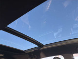 【サンルーフ】ボタンひとつで開閉可能!開放感たっぷりのサンルーフが装着されています!車内に明かりを取り入れたり景色を楽しむ以外にも、よどみがちな車内の空気も簡単に換気できて快適です!