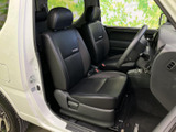 運転席と助手席にはヘッドレスト付きシートを備え、落ち着いて座れる空間です。前方の視界も広く、運転席まわりの様子を確認しやすいため、毎日の移動にもなじみます。