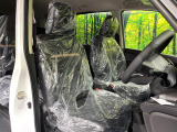 運転席まわりには十分なスペースがあり、大柄な方でもゆったり運転していただける環境です。