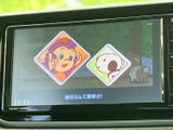 停車中にテレビ番組を視聴でき、休憩時間など車内で過ごすひとときにも活用できます。画面で番組を確認しながら、くつろぎの時間をお楽しみください。