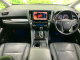 前席は運転席と助手席が並び、中央にアームレストや収納、操作部が集約された室内空間です。前方の視界が広く、座ったまま周囲を見渡しやすい配置で、毎日の移動も落ち着いて過ごせます。