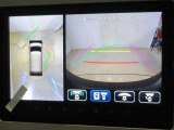 パノラミックビューモニター付きです。車両を上から見たような映像をディスプレイオーディオ画面に表示。運転席からの目視だけでは見にくい、車両周辺の状況をリアルタイムでしっかり確認できます。