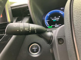 雨天時でもクリアな視界を確保できるワイパーレバー。運転の安全性を高める、頼もしい装備です。