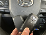 施錠ボタンを備えたリモコンキーで、乗り降りの際に手元で扱いやすい形状です。車内のステアリングまわりにも操作スイッチが配され、日常の乗車を便利にサポートします。