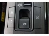 電動パーキングブレーキを搭載。スイッチ操作でパーキングブレーキを作動・解除することが可能ですので、操作の力が不要ですよ♪