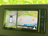 後方の映像に加えて車両周辺の様子も画面に表示され、駐車時の確認に役立ちます。ガイド線も見やすく、周囲を確認しながらバックする際に便利な装備です。