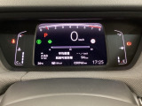 デジタル表示のスピードメーターとタコメーター、燃費やオドメーターなどの表示の他に、ホンダセンシング機能などの表示もできる多機能なマルチインフォメーション・ディスプレイです。
