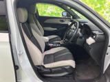 前席は明るい色と落ち着いた色を組み合わせたシートで、運転席からの視界も開放的です。乗り降りしやすい開口部があり、毎日の通勤やお出かけにも自然に使える空間です。