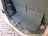 後席使用時の荷室形状と開口部を確認できます。シートスライドにより荷室拡大も可能。
