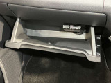【グローブボックス】容器がせり出してくるバケットタイプ!一目で中身を把握でき、取り出しやすさにも優れます!