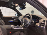 【運転席シート】人間工学に基づき形成した形状が長時間のドライブ疲労も軽減します。すべての走りを特別な出来事に変える様に設計されています。