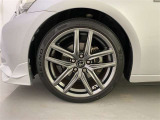 機敏さを引き立てる純正アルミ 225/40 R18 装着!
