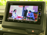 停車中にテレビ番組を視聴できる画面を備えています。画面表示で番組を楽しめるため、休憩時間など車を停めている際の過ごし方が広がります。見やすい位置にまとまり、操作項目も確認しやすい仕様です。