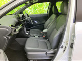 前席は視界を確保しやすいレイアウトで、運転席と助手席ともに落ち着いて座れる空間です。シートや足元もすっきりまとまり、日々の移動を快適にサポートします。